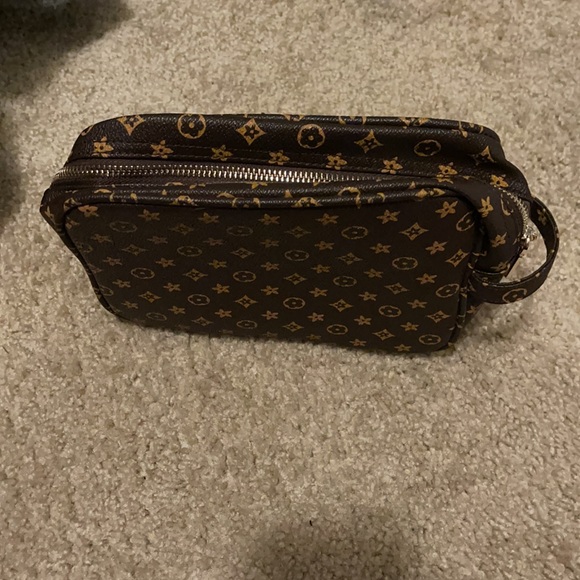 𝑰𝒏𝒔𝒑𝒊𝒓𝒆𝒅 𝑳𝑽 𝒎𝒂𝒌𝒆𝒖𝒑 𝑩𝑨𝑮 - Picture 2 of 3